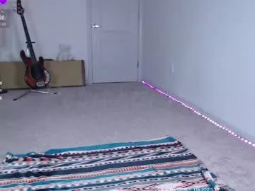 Freechat petitebrat on Chaturbate