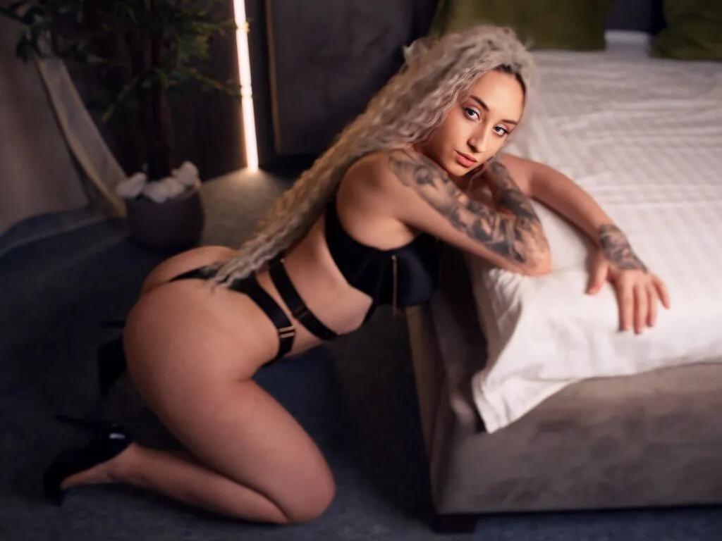 Watch LiveJasmin's AuraBlake AuraBlake from LiveJasmin