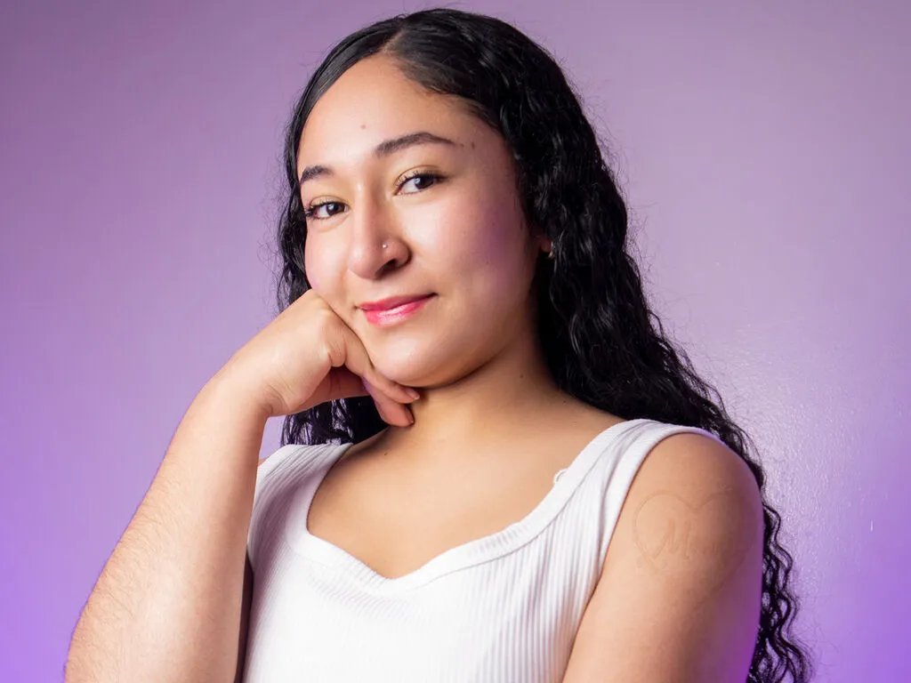 DanyMoon — CHOCOLATE ICE CREAM, HONESTY, CUTE DOGS, TRUE LOVE...WHAT MAKES YOUR HEART TICK? 

 I like reading, running, going out for a drink on special occasions. I am just a normal girl who likes live new experiences ... would you like?