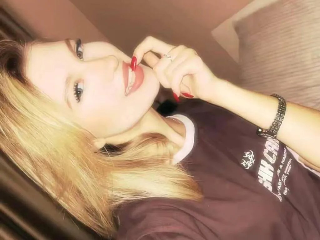 FlossieRoseth — Chocolate ice cream on a cozy night, honesty, cute dogs, real love, deep eye contact, warm smiles, gentle flirting, good music, positive energy, and people who know how to enjoy the moment and make my heart beat a little faster.