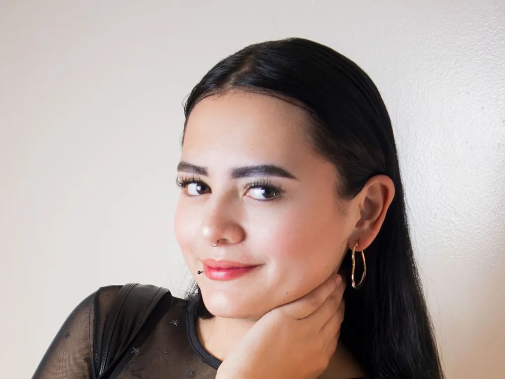 NyxaRaven — CHOCOLATE ICE CREAM, HONESTY, CUTE DOGS, TRUE LOVE...WHAT MAKES YOUR HEART TICK? 
