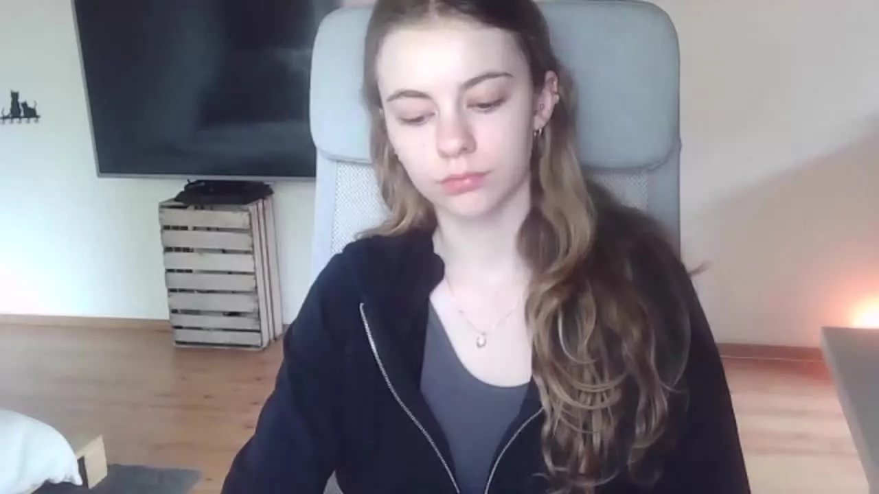 Offline AriaFlirt on Streamray