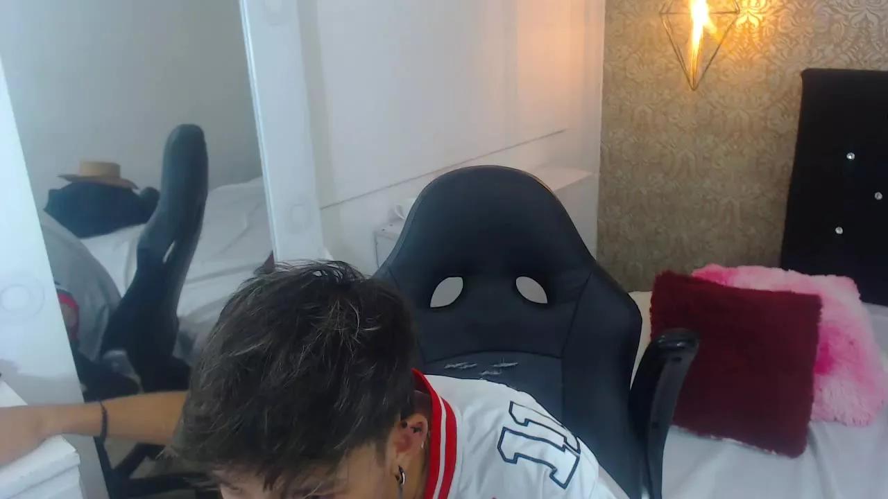 veryhot_leiton on Streamray 