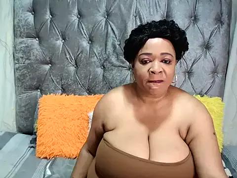 BustyQueenBBBw on StripChat 