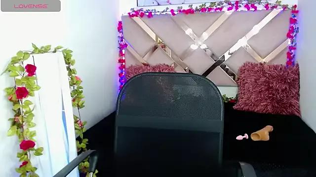 Charlotte_cute18 on StripChat 