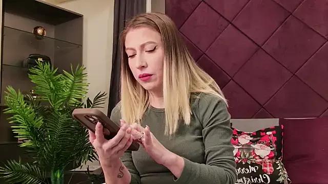 ClaraEcho on StripChat 