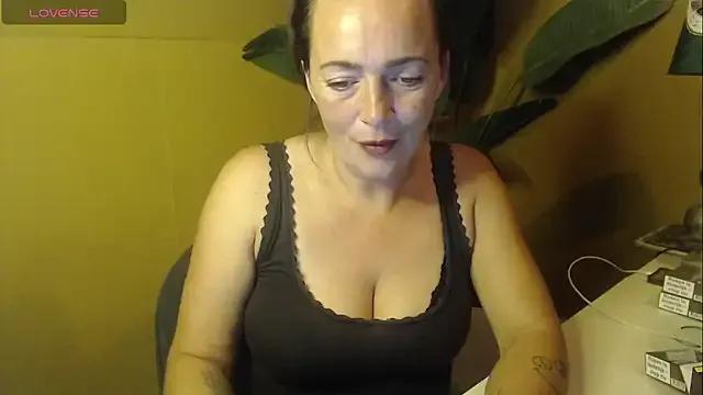 Freechat cloe85nl on StripChat