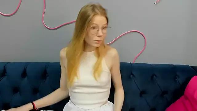 Esme_Runn on StripChat 
