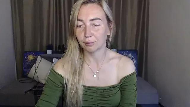 Kiss_julli88I on StripChat