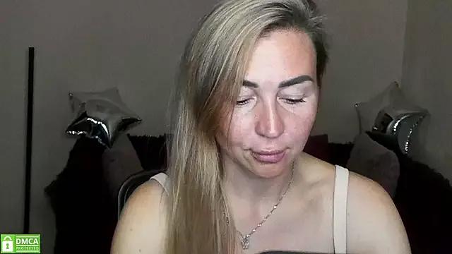 Kiss_julli88I on StripChat