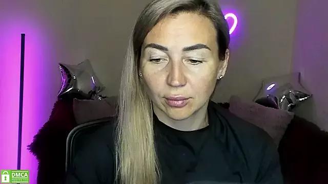 Kiss_julli88I on StripChat