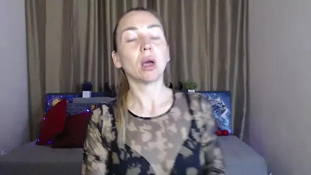 Kiss_julli88I on StripChat