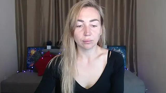 Kiss_julli88I on StripChat