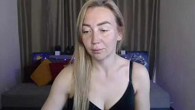 Kiss_julli88I on StripChat