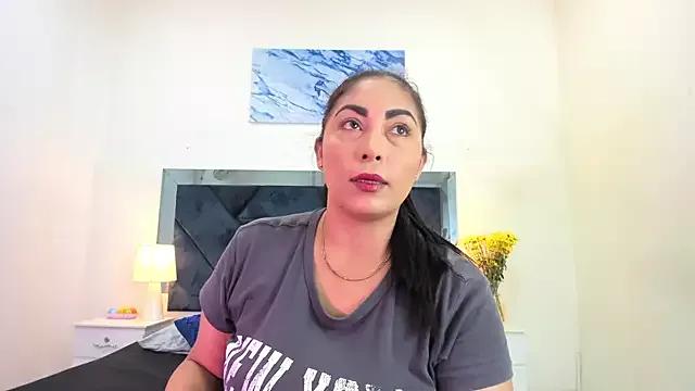 Lauralove_69 on StripChat