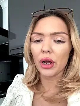 Freechat lolableux on StripChat