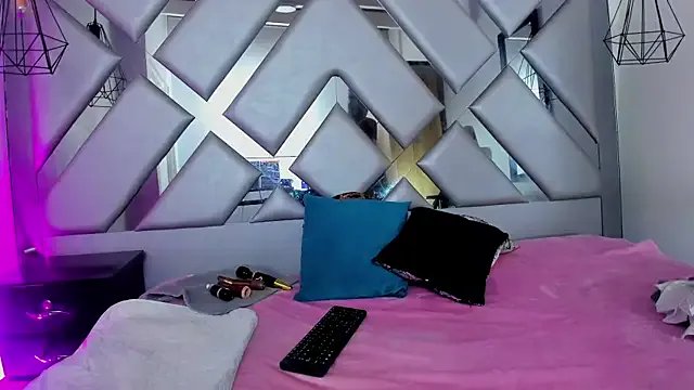 Lorenn_Hill on StripChat