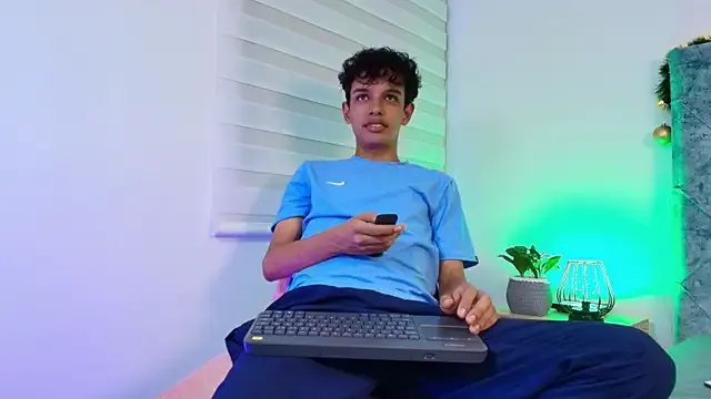 maxfrost_1 — get naked max