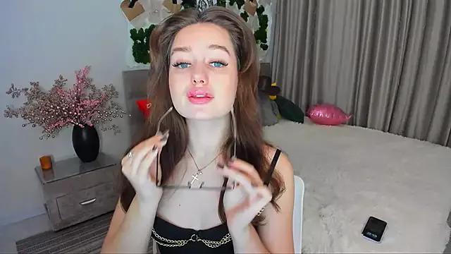 MiracleCurly on StripChat 