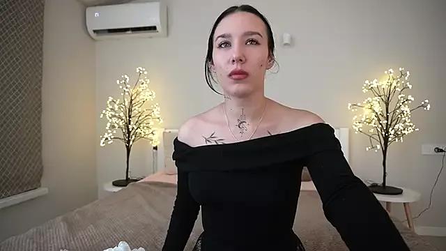 NikkiGoldSide on StripChat 