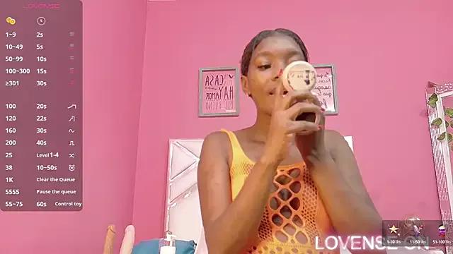 petitelittleebony on StripChat 