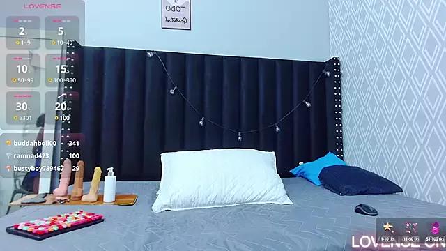 petitelittleebony on StripChat 