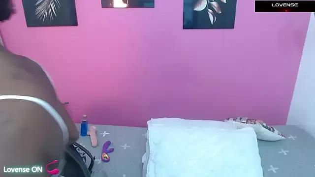 petitelittleebony on StripChat 