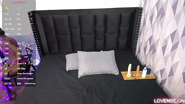 petitelittleebony on StripChat 
