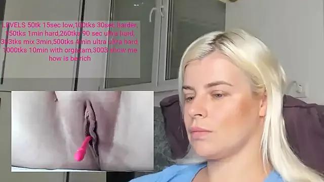 Freechat queenofthenighttt on StripChat