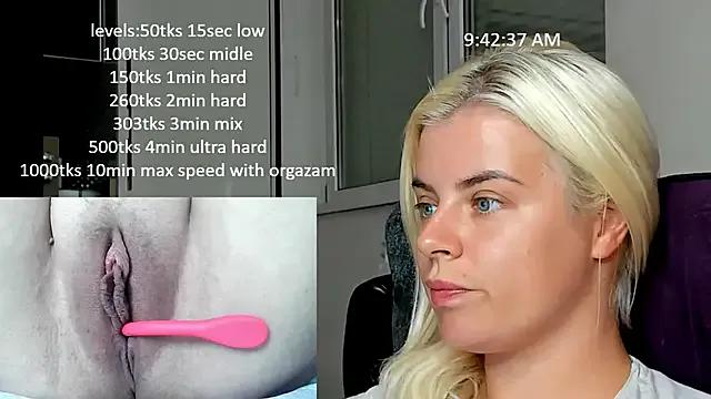 Freechat queenofthenighttt on StripChat