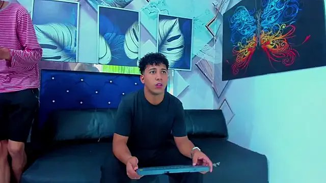 Roman_cute — 2 fingers ass