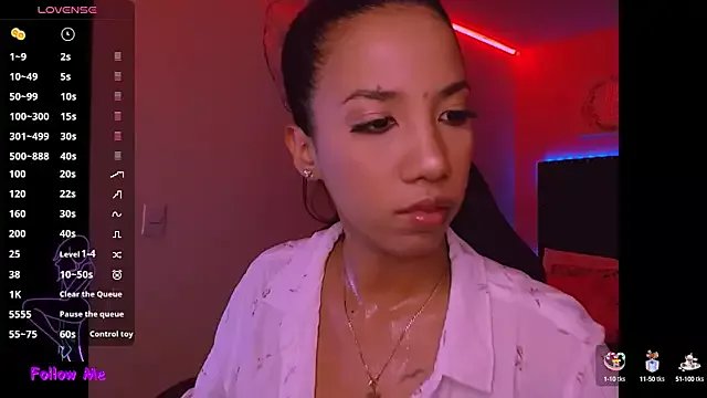 SallyWhitee on StripChat 