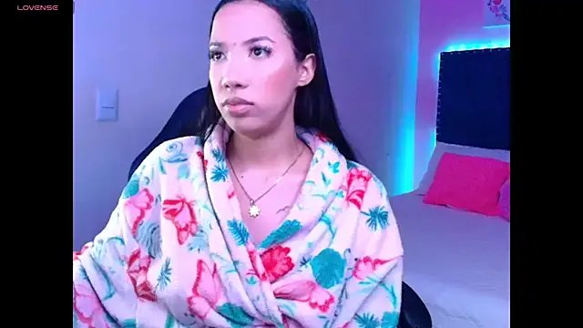 SallyWhitee on StripChat 