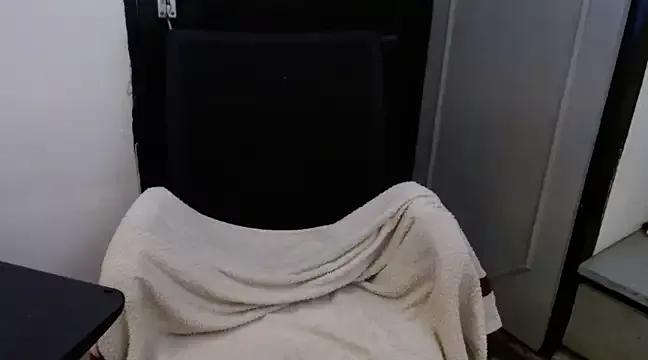 savage_laura on StripChat 