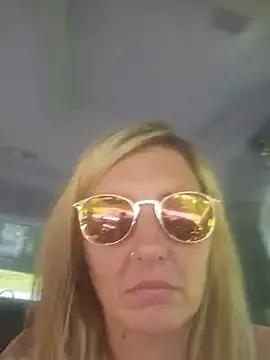 SheIsSomething on StripChat