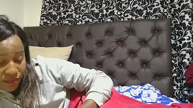 sluttylaura21 on StripChat 