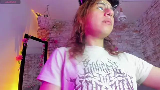 sweet_sharo on StripChat 