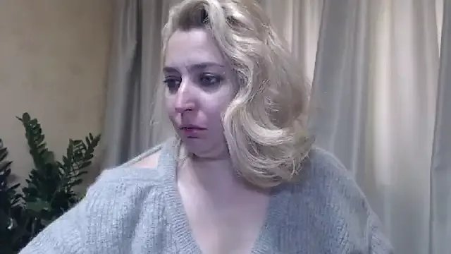 sweetpussy13 on StripChat